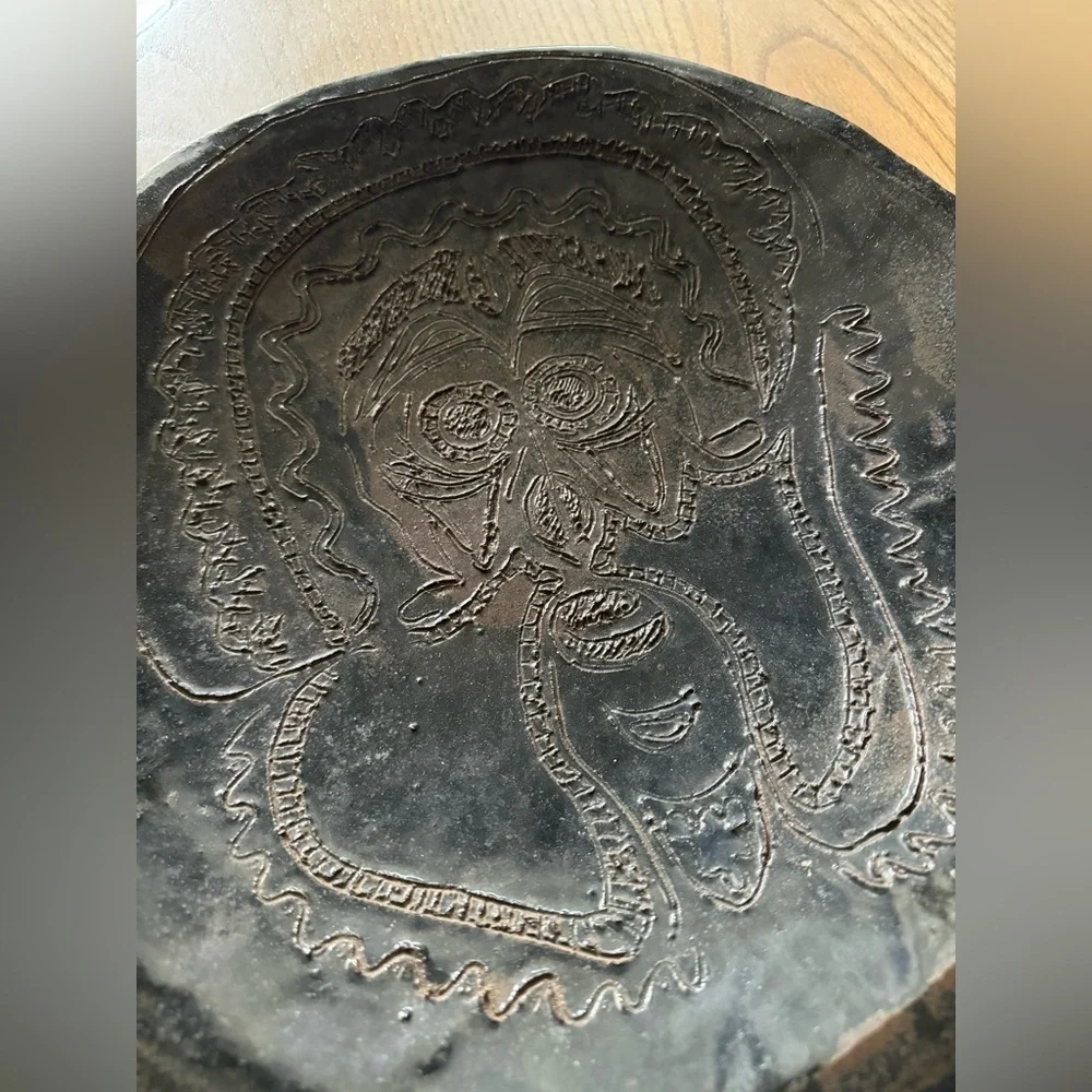 Vintage Black Glazed Pottery Plate with Abstract Face Design – 13" Handmade - Picture 7 of 7